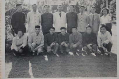 18-1956年6月，道路教研室教师与苏联专家诺西奇合影